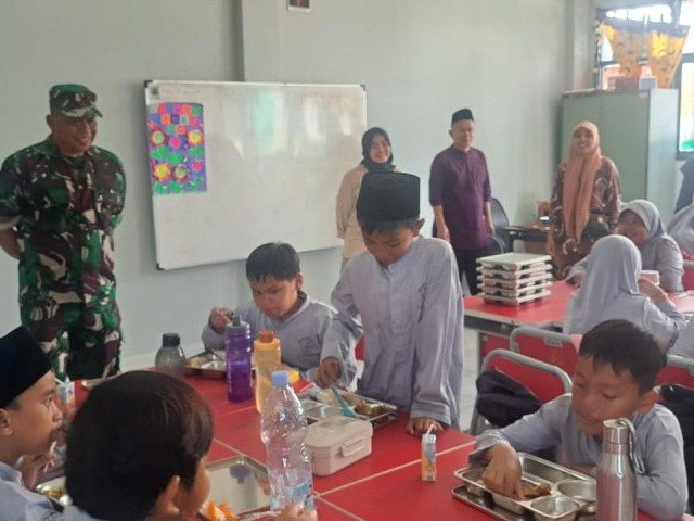Danramil Pondok Aren Tinjau Langsung Distribusi Makan Bergizi untuk Pelajar