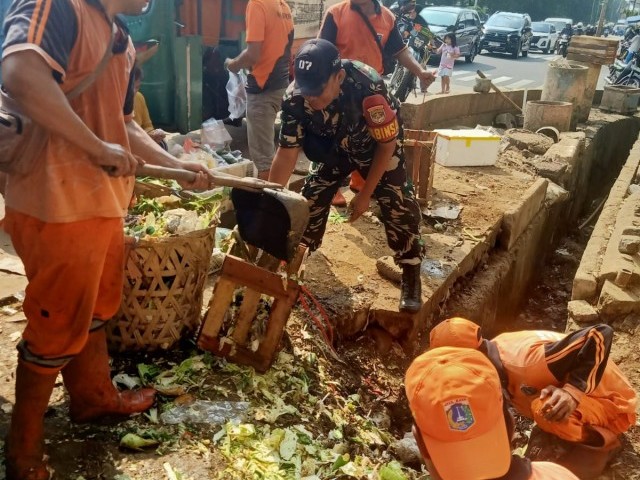 Babinsa Koramil 07/Kemayoran Laksanakan Kerja Bakti Pembersihan Sampah dan Grebek Lumpur