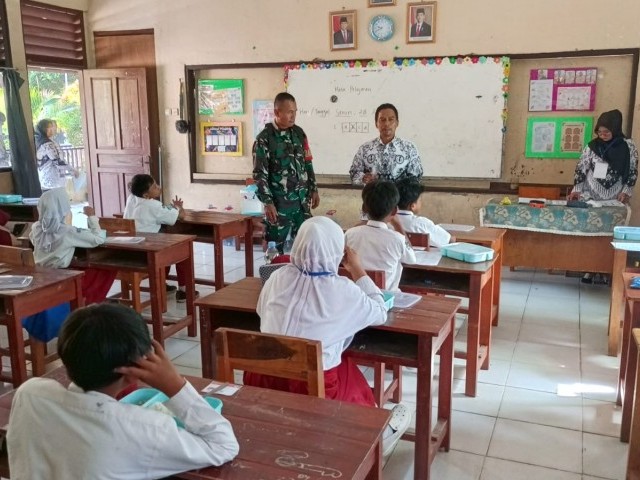 Sukseskan Program Pemerintah, Babinsa Koramil 14/Panongan Dampingi Kegiatan MBG untuk Anak Sekolah