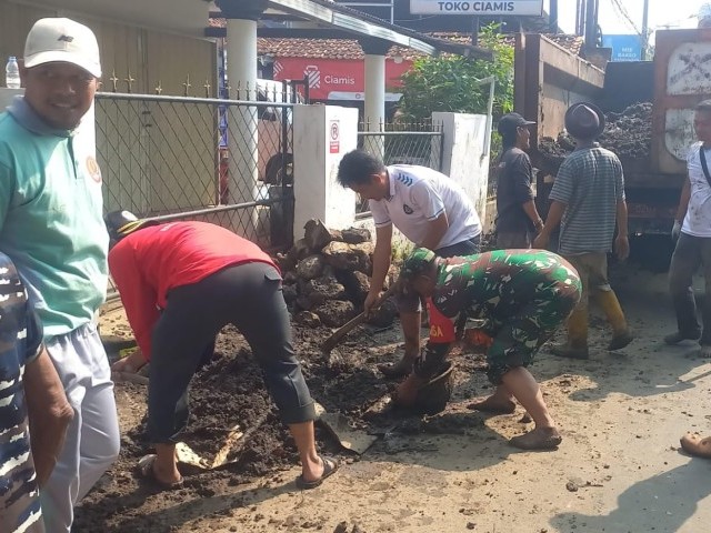 Babinsa Koramil 06/Setu Bersama Warga Gelar Kerja Bakti Pembersihan Saluran Air di Desa Burangkeng