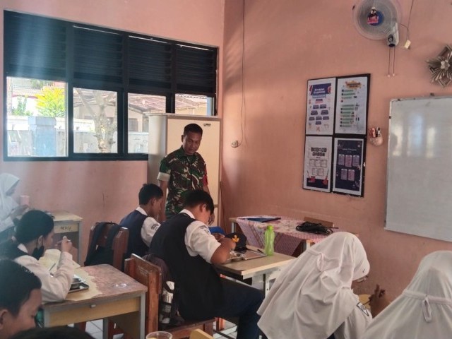 Babinsa Desa Cisoka Memantau Langsung Pendistribusian MBG