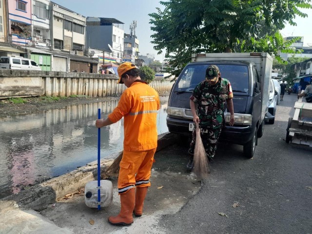 Pimpin Karya Bakti, Sertu Abdi Amrizal Bersama PPSU Bersihkan Lingkungan