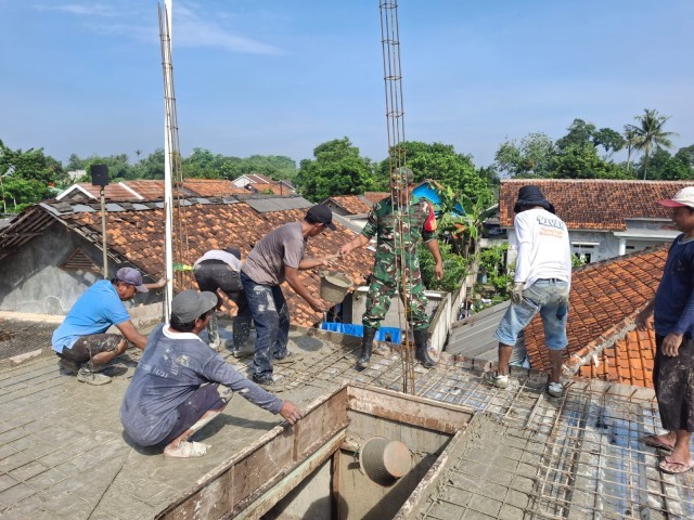 Babinsa Curug Kulon dan Warga Gotong Royong Bangun Mushola