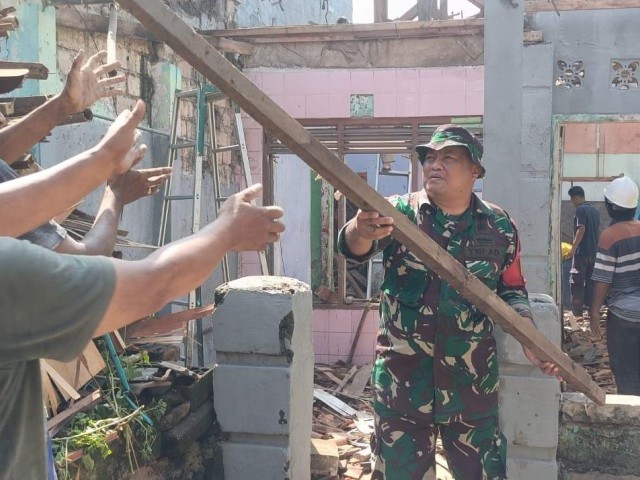 Babinsa Koramil jajaran Kodim 0506/Tgr Bantu Pengerjaan Rumah Tidak Layak Huni