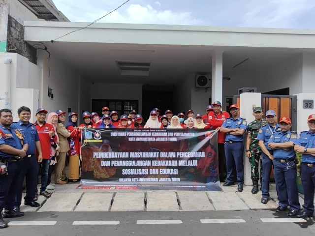 Melalui Komsos, Babinsa Kelurahan Kayu Manis Bersama Sudin Penanggulangan Kebakaran dan Keselamatan Giat Sosialisasi