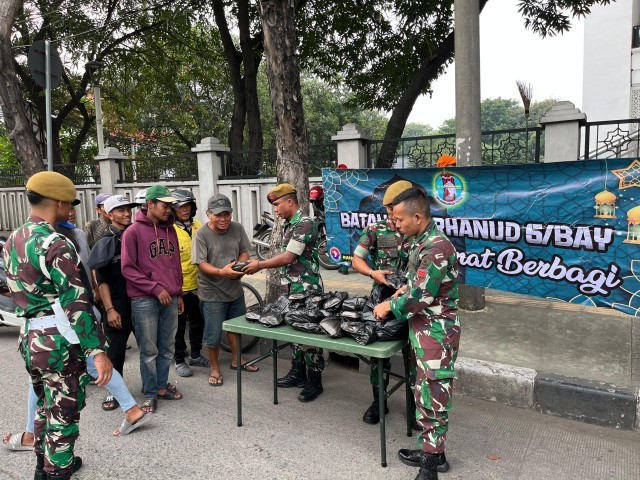 Berbagi antar Sesama, Batalyon Arhanud 6/BAY Melaksanakan Jumat Berkah