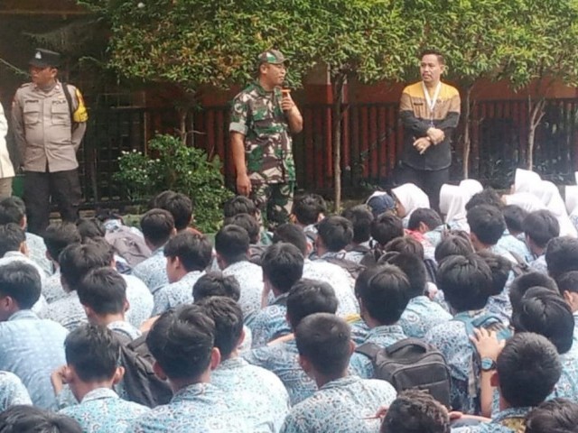 Cegah Kenakalan Remaja, Babinsa Koramil 03/Grogol Petamburan Serda Kamit Berikan Motivasi dan Penyuluhan kepada Pelajar SMPN 130 Jakarta