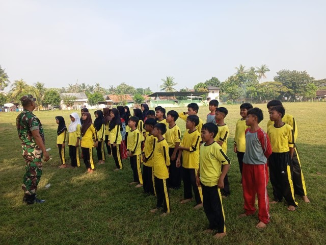 Babinsa Koramil 11/Pebayuran Bina Siswa SD di Bekasi, Ingatkan Soal Bullying dan Tawuran