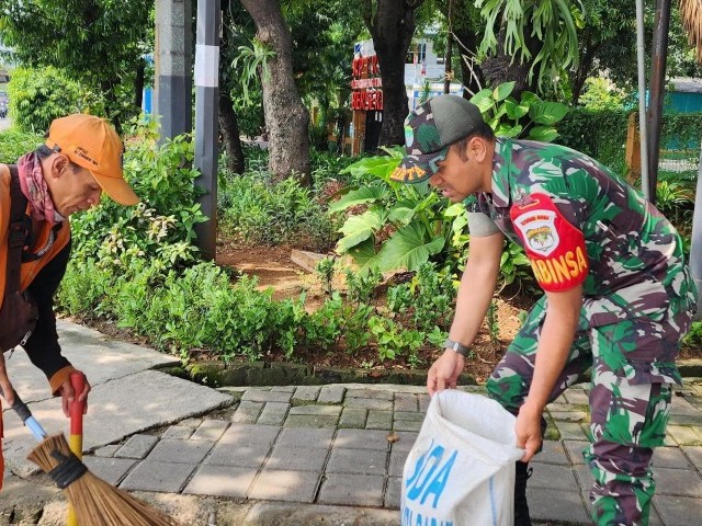 Babinsa Koramil 04/CK Serma Manalu Karya Bakti di Jalan Outer Ring Road