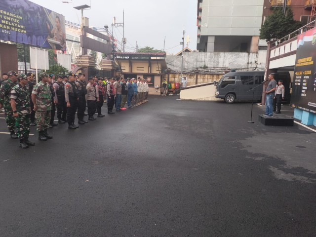 TNI-Polri Tertibkan Atribut Ormas di Jakarta Timur : Wujudkan Kota yang Tertib dan Nyaman untuk Semua