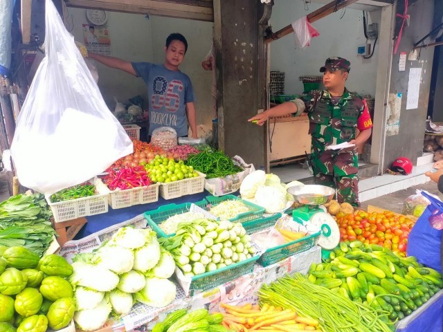 Pastikan Harga dan Keamanan Pasar Kondusif, Babinsa Serka Suharno Kunjungi Pasar