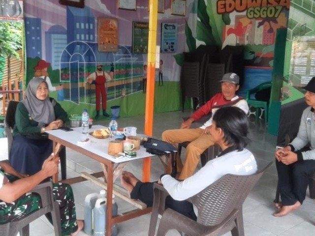 Komsos dengan Warga Binaan, Babinsa Koramil 07/KB Serka Yulianto Pererat Hubungan Kedekatan