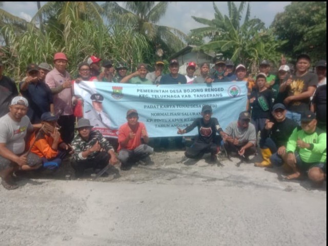 Kerja Bakti: Babinsa Bojong Renged Bersama Aparat Desa Bersihkan Saluran Air