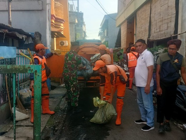 Wujud Kepedulian Lingkungan Serda Agung Bersama PPSU dan Warga Bersihkan Sampah 