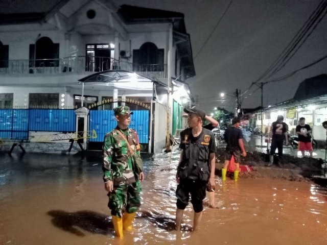 Cepat Tanggap, Personil Koramil Ciledug Monitoring Genangan Air