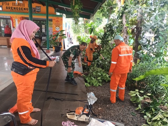 Karya Bakti Koramil 07/KB, Babinsa Serka Saidin Bersama PPSU Bersih Bersih RPTRA Edelwiss Srengseng