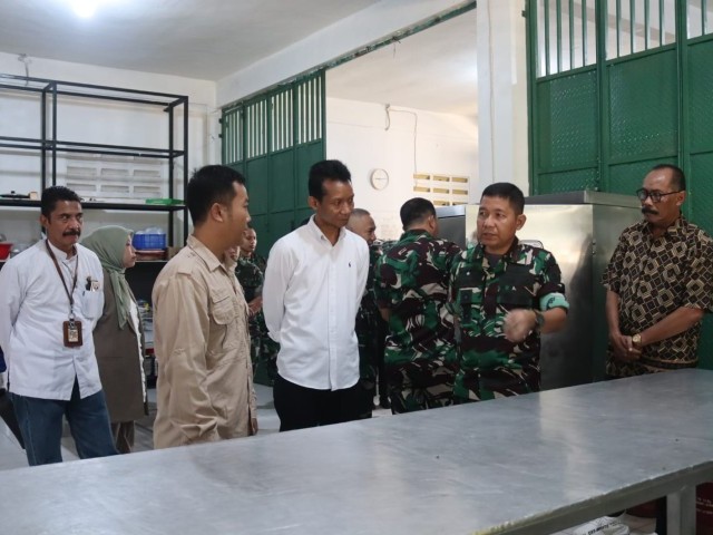 Dukung MBG, Danrem 052/Wkr Tinjau Dapur Sehat Jatiuwung