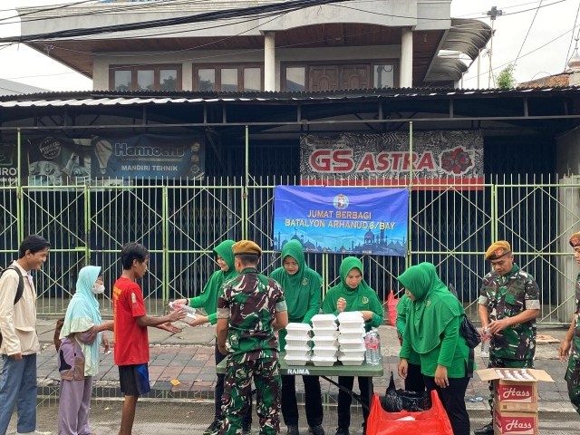 Batalyon Arhanud 6/BAY Melaksanakan Jumat Berbagi kepada masyarakat sekitar asrama