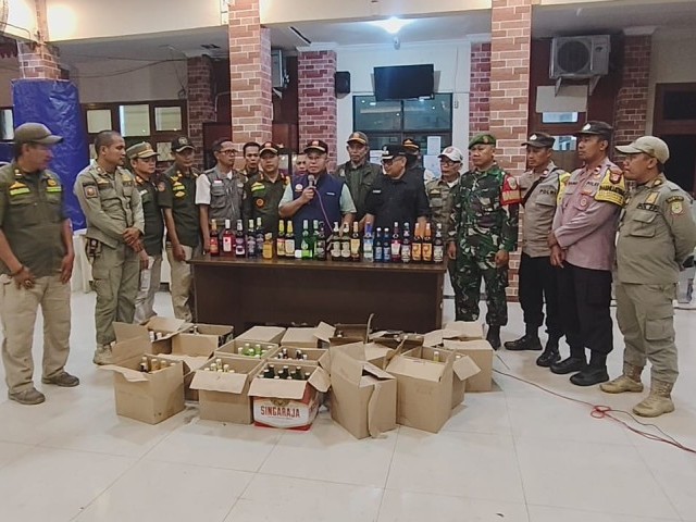 Cegah Penyakit Masyarakat, Babinsa Koramil 04/Jatiasih Ikuti Operasi Minuman Keras dan Obat-obatan Terlarang