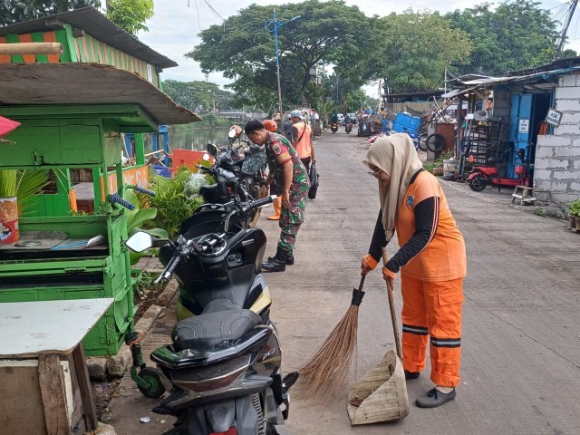 Cegah Timbulnya Penyakit, Babinsa Koramil 07/KB Serma H Oloan Laksanakan Karya Bakti