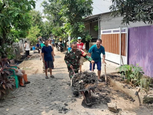 Menyatu, Babinsa Dan Warga Gotong Royong Bersihkan Lingkungan