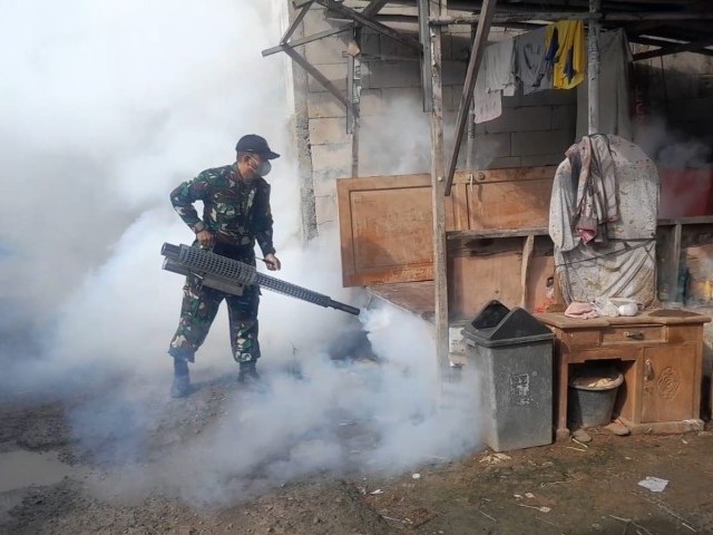 Cegah DBD, Koramil Babelan Lakukan Pendampingan Fogging di Wilayah Binaan