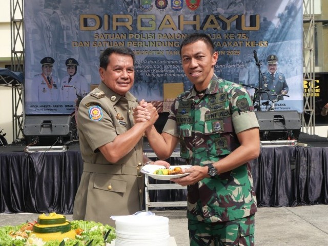 Dandim 0510/Trs Dampingi Bupati Hadiri HUT Satpol PP