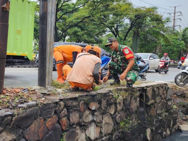 TNI dan PPSU Bersihkan Saluran Air di Cengkareng Timur, Antisipasi Banjir