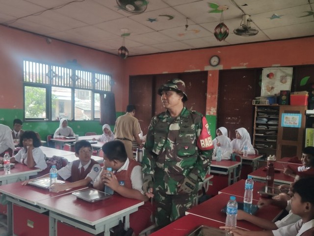 Babinsa Koramil 01/Kranji Dampingi dan Bantu Pendistribusian Makan Bergizi Gratis di SDN Bintara III
