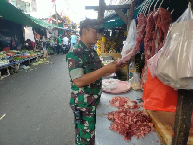 Babinsa Serka Suharno Turun Ke Pasar Tradisional Pantau Harga Sembako