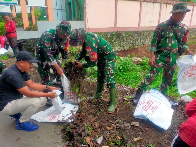 Wujudkan Lingkungan Bersih dan Nyaman, Koramil 02/Pondok Gede Bersama Tiga Pilar Gelar Karya Bakti