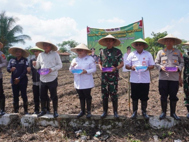 Dandim 0510/Trs dan Kapolresta Tangerang Tanam Jagung Hibrida, Dorong Kemandirian Pangan Desa