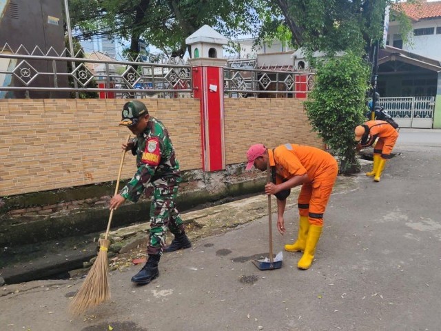 Karya Bakti Pembersihan Lingkungan di Kelurahan Rawabuaya, Cengkareng