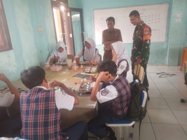 Monitoring Makan Bergizi Gratis, Danramil 06 Tegaskan Dukungan Penuh Anggota