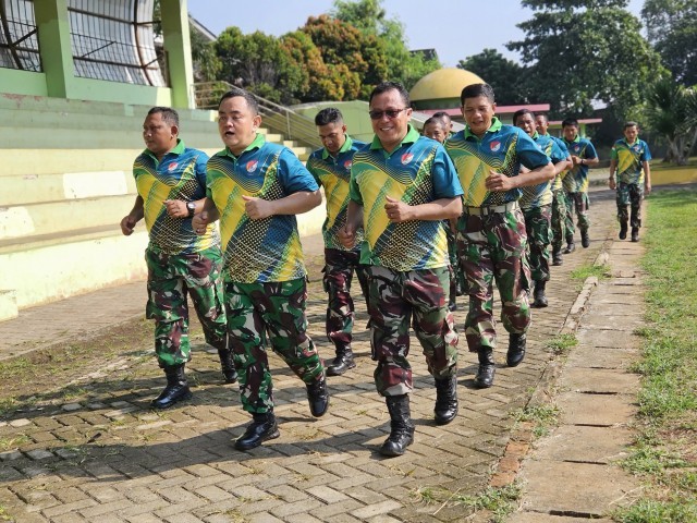 Jaga Kebugaran, Personel Koramil 02/Pondok Gede Gelar Olahraga dan Jalan Santai di GOR Mini Jatiwaringin