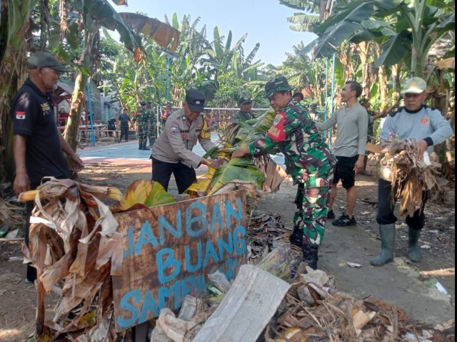 Bergerak “Perangi Sampah”: Koramil 03/Teluk Pucung Gelar Karya Bhakti Bersama Tiga Pilar di Bojong Menteng