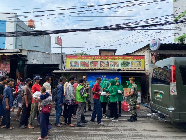 Batalyon Arhanud 6/BAY Melaksanakan Jumat Berbagi Prajurit dan Persit Kepada Masyarakat
