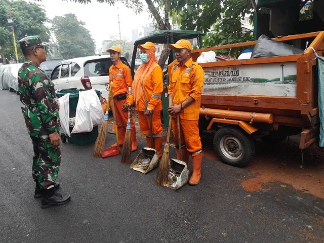  Babinsa Koramil 01/Tamansari Pimpin Karya Bakti TNI