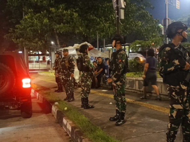 Kondusifitas Kampung Terjaga, Koramil 03/Pasar Rebo, Ciracas Giat Rutin Patroli Malam