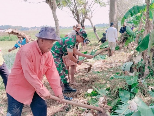 Babinsa Kresek dan Warga Bersihkan Jalan Irigasi Desa Talok