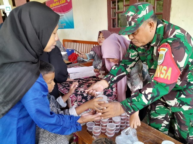 Babinsa Hadir di Posyandu Karangjaya, Warga Antusias Sambut Kegiatan Kesehatan
