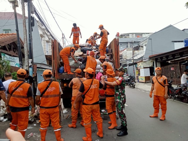 Wujudkan Lingkungan Bersih, Babinsa Koramil 07/Kemayoran Kerja Bakti Bersama Warga