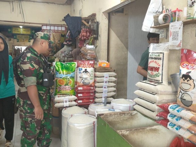 Pastikan Harga Sembako Stabil, Babinsa Koramil 07/KB Kopda Niko Perdana Lakukan Pemantauan dan Pengecekan di Pasar Lokbin