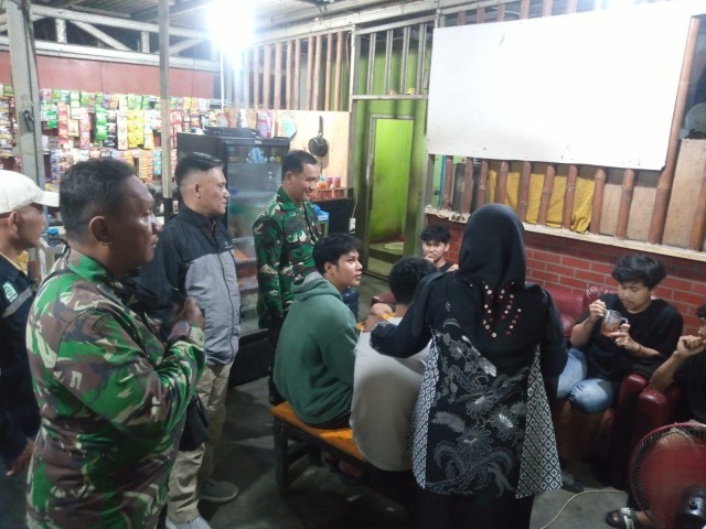 Babinsa Padurenan Dampingi Apel dan Patroli Bersama SMKN 15 Kota Bekasi Laksanakan Penerapan Jam Malam Pelajar