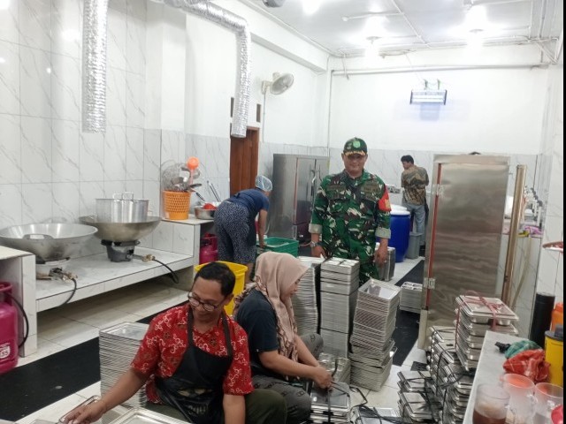 Babinsa Cakung Pastikan Dapur MBG Bersih dan Siap Salurkan 2.524 Porsi Makanan Bergizi