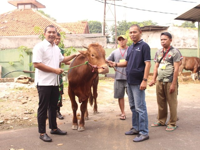 Kodim 0505/Jakarta Timur Berbagi Daging Qurban kepada Warga Sekitar Dalam Semangat Idul Adha