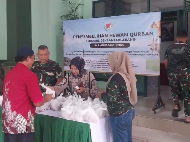 Berbagi Kebahagiaan Iduladha, Koramil 05/Bantargebang Salurkan 130 Kantong Daging Kurban kepada Warga Sekitar