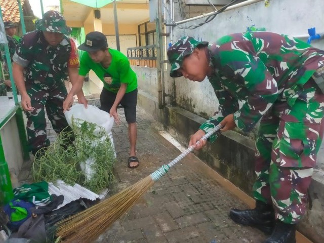 TNI Membaur Bersama Masyarakat, Laksanakan Kerja Bakti
