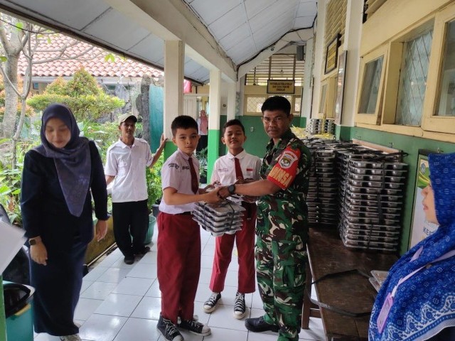 Babinsa Koramil Cipayung Dampingi Pendistribusian Makan Bergizi Gratis