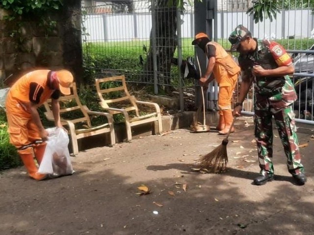 Karya Bakti Koramil 07/KB, Babinsa Serka Yulianto bersama PPSU Tingkatkan Kesadaran Pentingnya Kebersihan